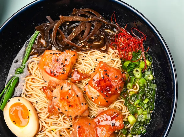 Tori Shoyu Ramen mit Hähnchen, Ei und Frühlingszwiebeln