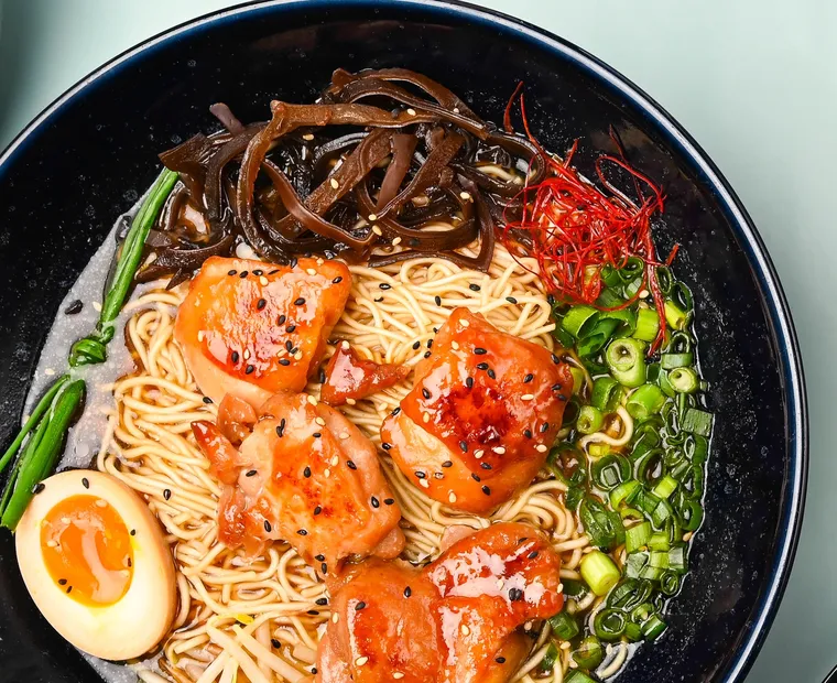 Tori Shoyu Ramen mit Hähnchen, Ei und Frühlingszwiebeln