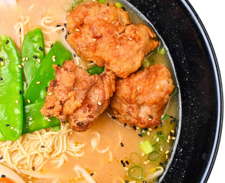 Tori Miso Ramen mit Karaage, weich gekochtem Ei und Naruto Maki