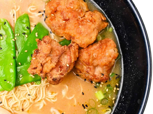 Tori Miso Ramen mit Karaage, weich gekochtem Ei und Naruto Maki