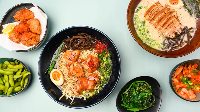 Shoyu und Tonkotsu Ramen mit Beilagen