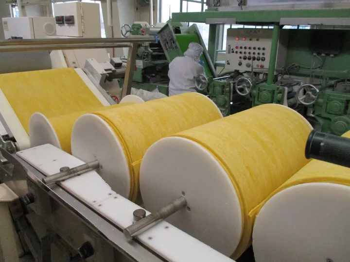 Teigbahnen in der Produktion von Nishiyama Seimen