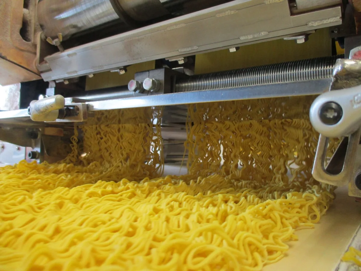 Frische Ramen-Nudeln in der Produktion bei Nishiyama Seimen
