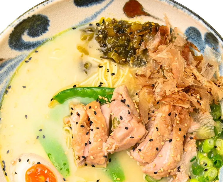Tori Paitan Ramen mit Chicken Chashu, Katsuobushi und weich gekochtem Ei