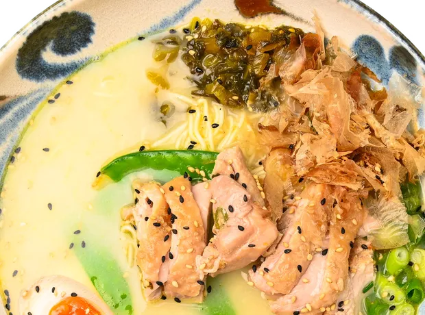 Tori Paitan Ramen mit Chicken Chashu, Katsuobushi und weich gekochtem Ei