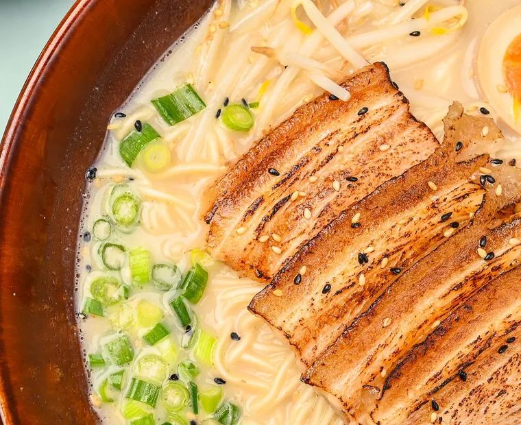 Tonkotsu Ramen mit Chashu, weich gekochtem Ei und Frühlingszwiebeln