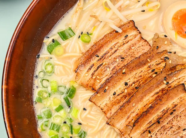 Tonkotsu Ramen mit Chashu, weich gekochtem Ei und Frühlingszwiebeln