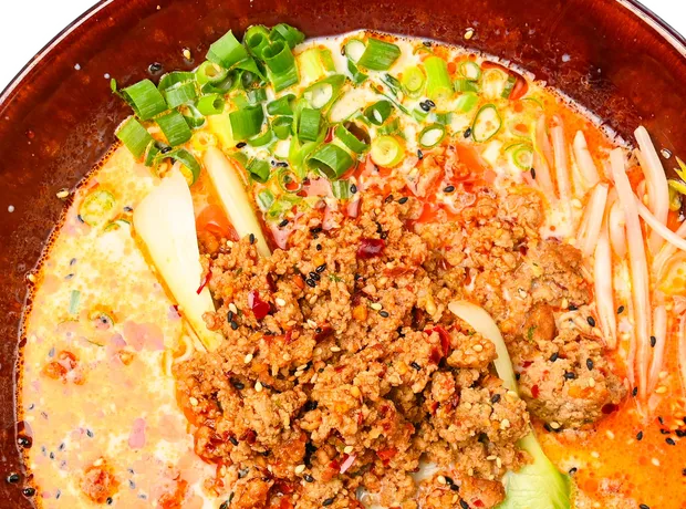 Tantanmen mit Schweinegehacktem, orangeroter Brühe und Frühlingszwiebeln