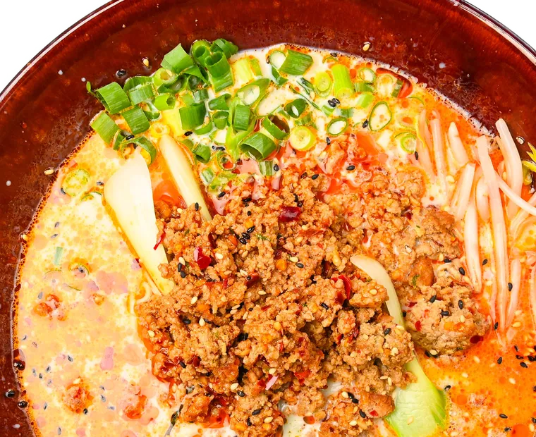 Tantanmen mit Schweinegehacktem, orangeroter Brühe und Frühlingszwiebeln