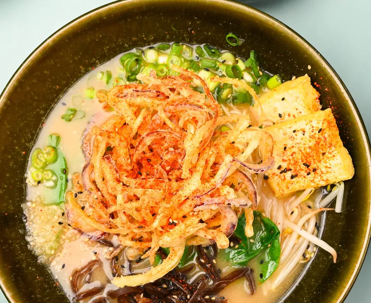 Veggie Miso Ramen mit Gemüse Tempura, Tofu und Frühlingszwiebeln
