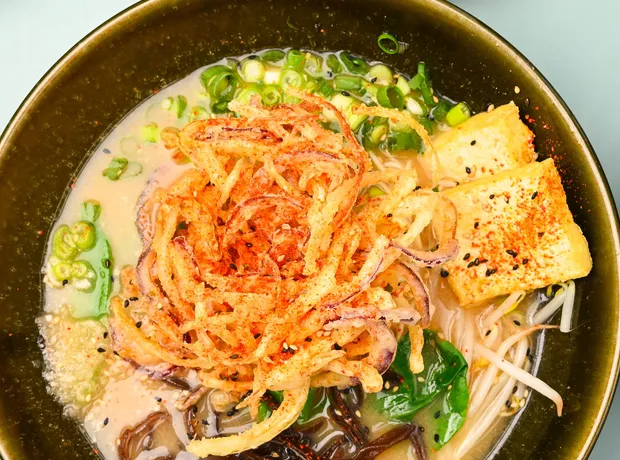 Veggie Miso Ramen mit Gemüse Tempura, Tofu und Frühlingszwiebeln