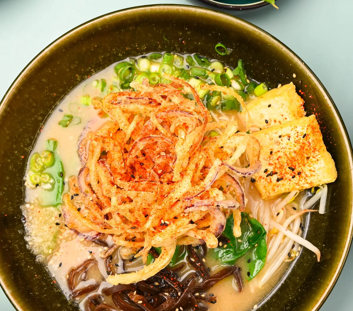 Veggie Miso Ramen mit Gemüse Tempura und Tofu bei COCO CHAN